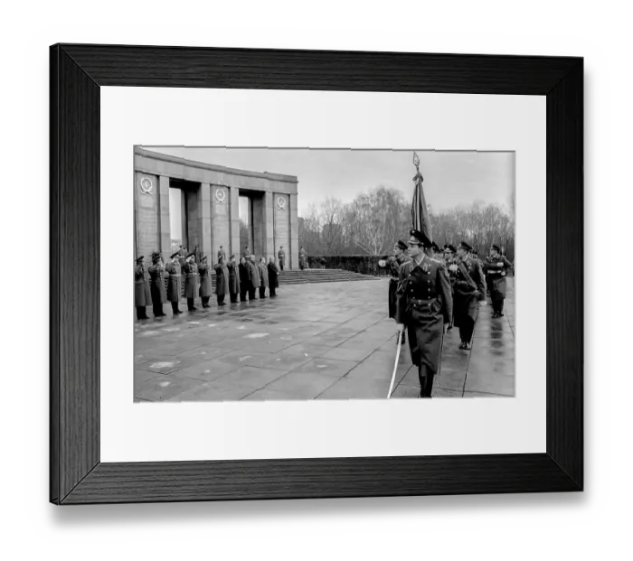 Framed Print : Germany, Berlin, 22.12.1990, Dismounting of the Soviet guard of honour from the memorial in Tiergarten Framed Print : Germany, Berlin, 22.12.1990, Dismounting of the Soviet guard of honour from the memorial in Tiergarten