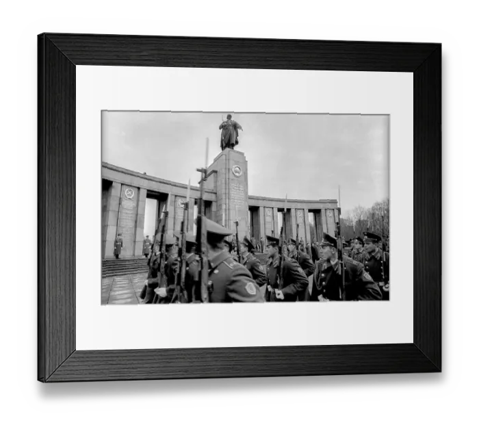 Framed Print : Germany, Berlin, 22.12.1990, Dismounting of the Soviet guard of honour from the memorial in Tiergarten