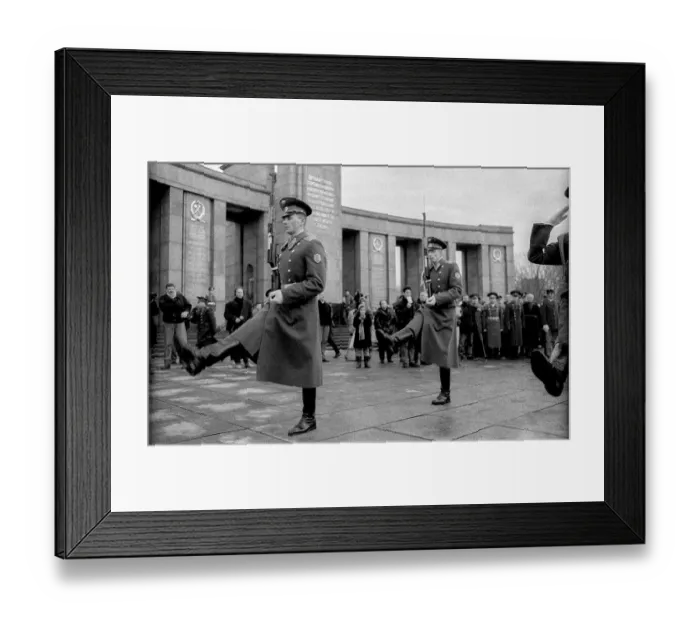Framed Print : Germany, Berlin, 22.12.1990, Dismounting of the Soviet guard of honour from the memorial in Tiergarten
