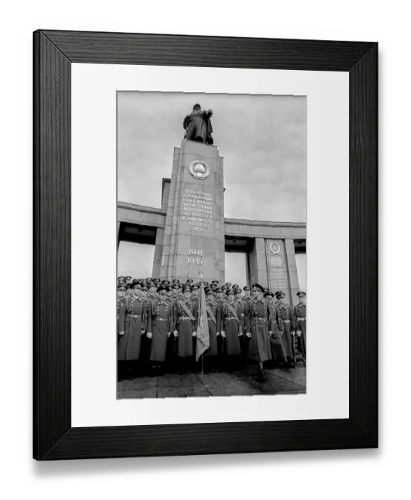 Framed Print : Germany, Berlin, 22.12.1990, Removal of the Soviet guard of honour from the memorial in Tiergarten