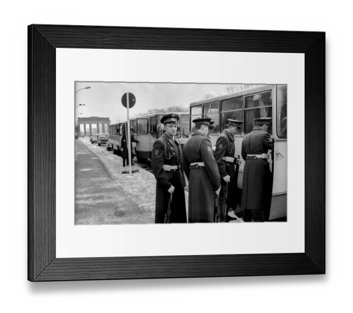 Framed Print : Germany, Berlin, 22.12.1990, Removal of the Soviet guard of honour from the memorial in Tiergarten