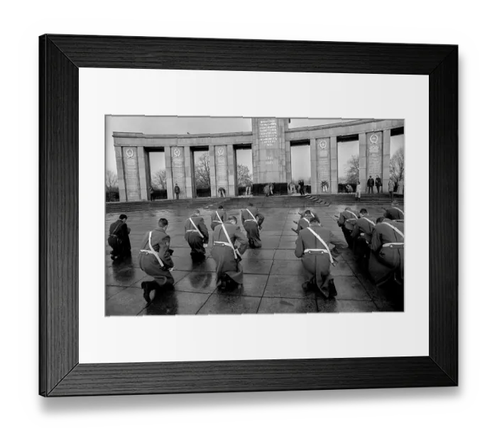 Framed Print : Germany, Berlin, 22.12.1990, Removal of the Soviet guard of honour from the memorial in Tiergarten