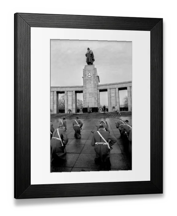 Framed Print : Germany, Berlin, 22.12.1990, Removal of the Soviet guard of honour from the memorial in Tiergarten