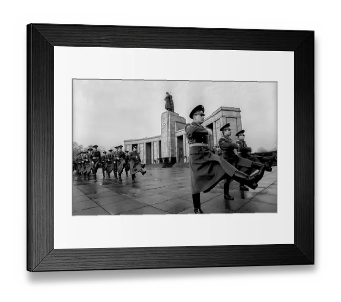 Framed Print : Germany, Berlin, 22.12.1990, Dismounting of the Soviet guard of honour from the memorial in Tiergarten