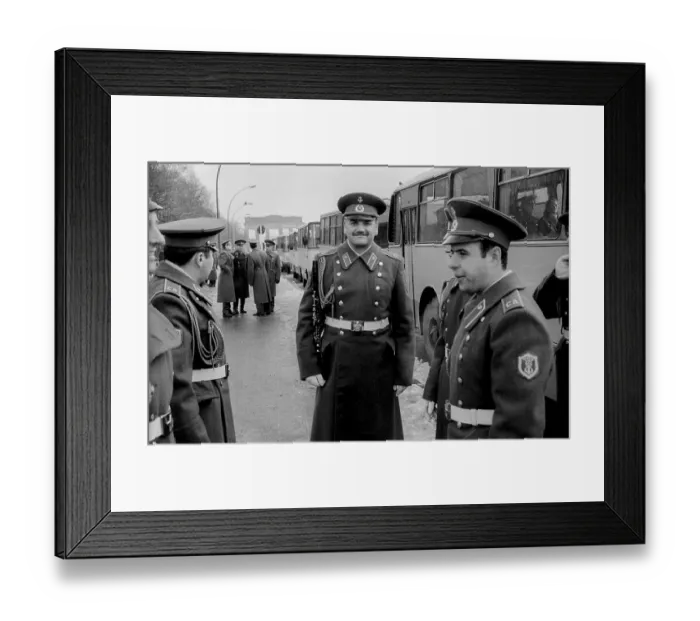 Framed Print : Germany, Berlin, 22.12.1990, departure of the Soviet guard of honour from the memorial in the Tiergarten Framed Print : Germany, Berlin, 22.12.1990, departure of the Soviet guard of honour from the memorial in the Tiergarten