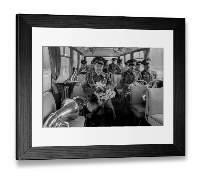 Framed Print : Germany, Berlin, 22.12.1990, departure of the Soviet guard of honour from the memorial in Tiergarten