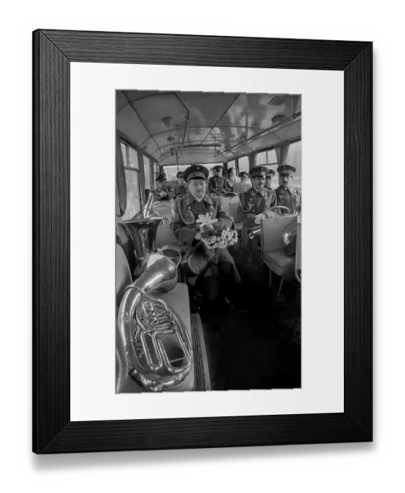 Framed Print : Germany, Berlin, 22.12.1990, departure of the Soviet guard of honour from the memorial in Tiergarten