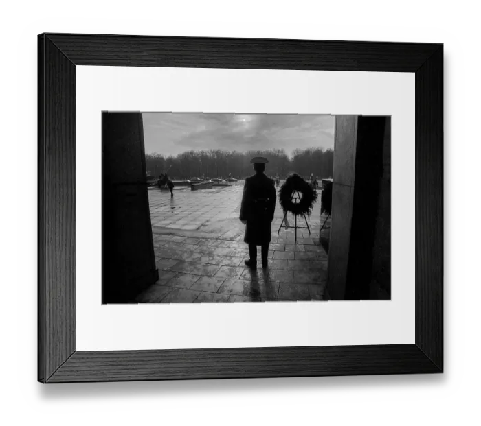 Framed Print : Germany, Berlin, 22.12.1990, Removal of the Soviet guard of honour from the memorial in Tiergarten Framed Print : Germany, Berlin, 22.12.1990, Removal of the Soviet guard of honour from the memorial in Tiergarten