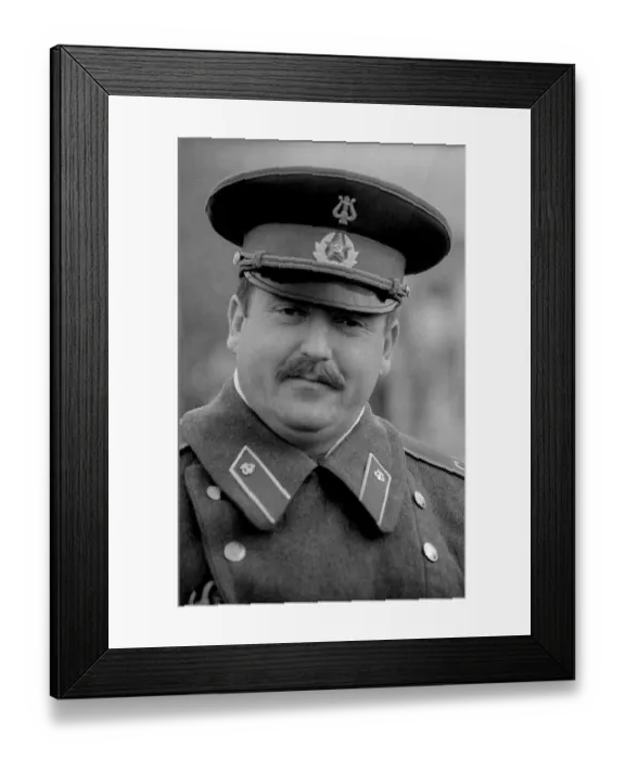 Framed Print : Germany, Berlin, 22.12.1990, Removal of the Soviet guard of honour from the memorial in Tiergarten