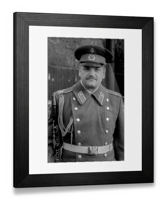 Framed Print : Germany, Berlin, 22.12.1990, Removal of the Soviet guard of honour from the memorial in Tiergarten