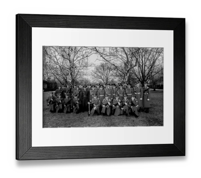 Framed Print : Germany, Berlin, 22.12.1990, Removal of the Soviet guard of honour from the memorial in Tiergarten
