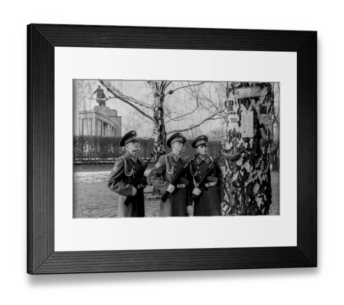 Framed Print : Germany, Berlin, 22.12.1990, Removal of the Soviet guard of honour from the memorial in Tiergarten