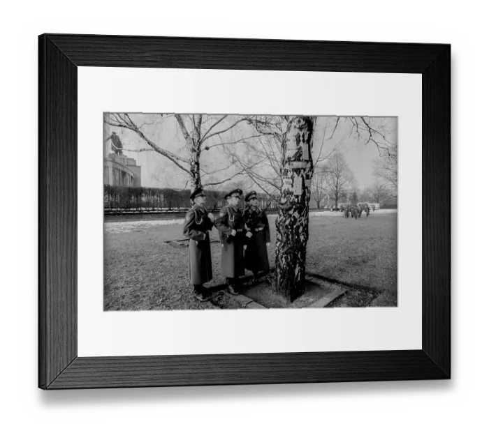 Framed Print : Germany, Berlin, 22.12.1990, Removal of the Soviet guard of honour from the memorial in Tiergarten Framed Print : Germany, Berlin, 22.12.1990, Removal of the Soviet guard of honour from the memorial in Tiergarten