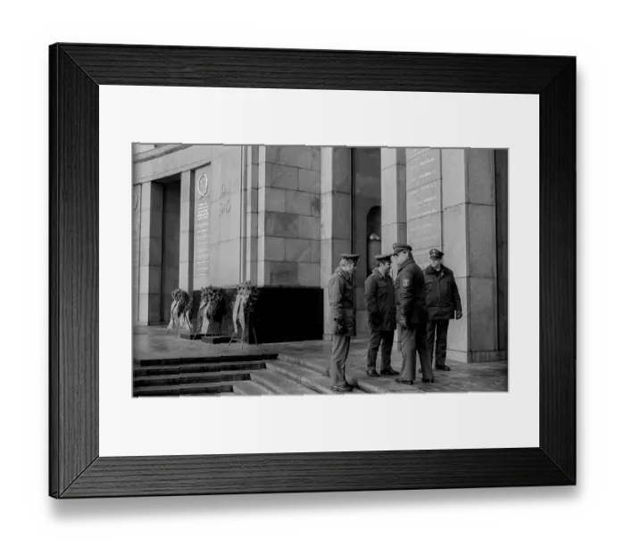 Framed Print : Germany, Berlin, 22.12.1990, Removal of the Soviet guard of honour from the memorial in Tiergarten