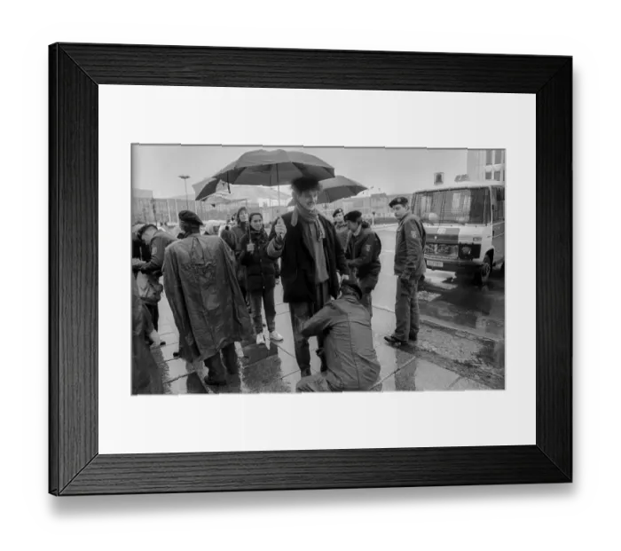 Framed Print : GDR, Berlin, 17 November 1990, deserter