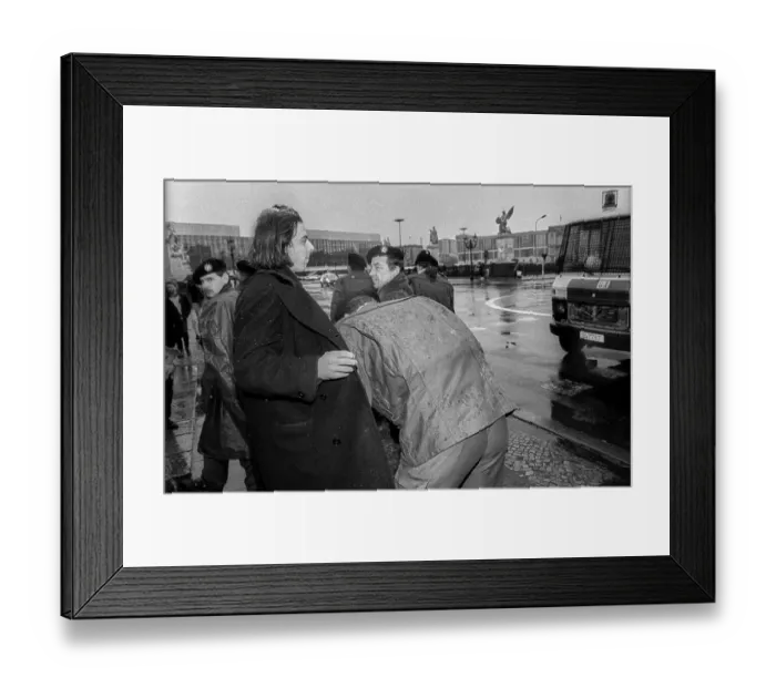 Framed Print : GDR, Berlin, 17 November 1990, deserter Framed Print : GDR, Berlin, 17 November 1990, deserter