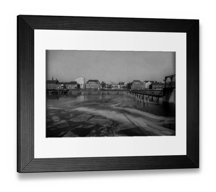 Framed Print : Germany, Berlin, 03.02.1991, View over the Spree (frozen) to the eastern harbour