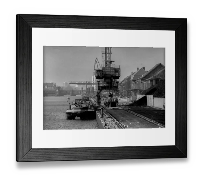 Framed Print : Germany, Berlin, 25.2.1991, View over the Spree to the eastern harbour Framed Print : Germany, Berlin, 25.2.1991, View over the Spree to the eastern harbour
