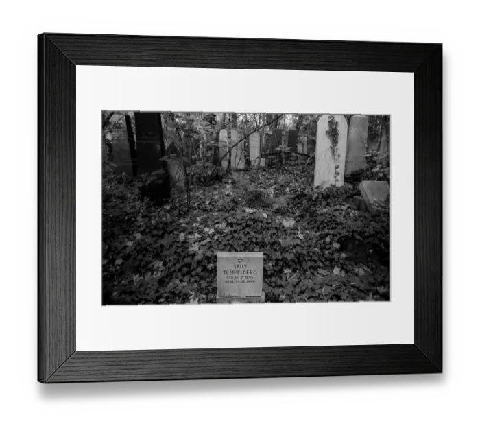 Framed Print : GDR, Berlin, 25.10.1987, Jewish cemetery Weissensee