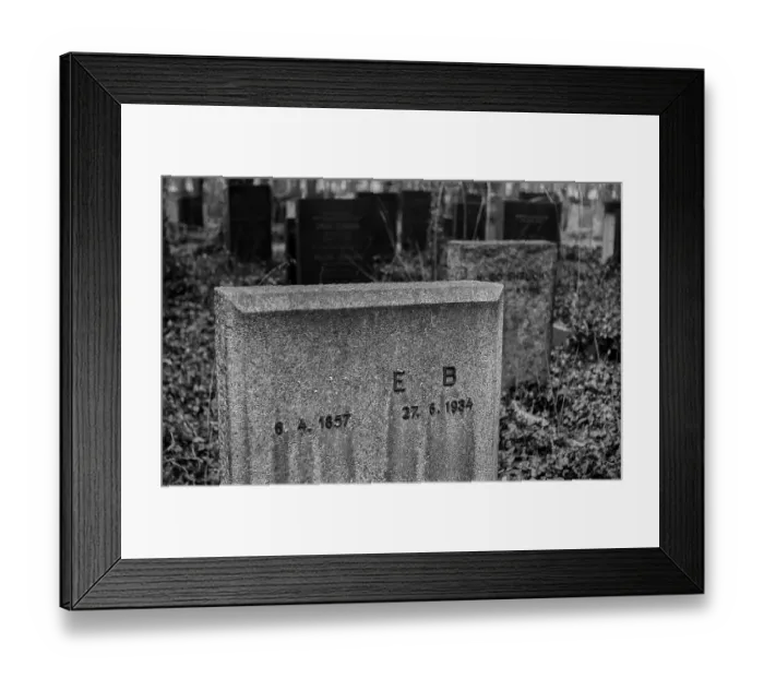 Framed Print : GDR, Berlin, 09.02.1987, Jewish cemetery Weissensee