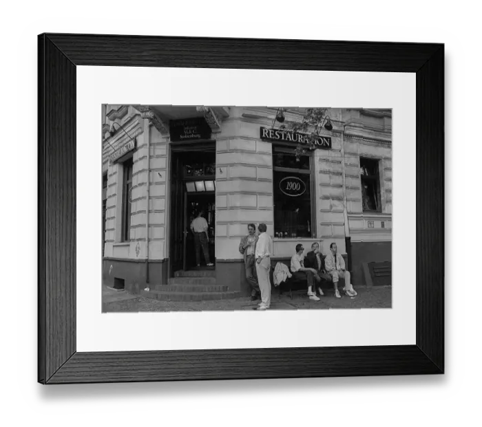 Framed Print : GDR, Berlin, 30.04.1990, pub, restaurant