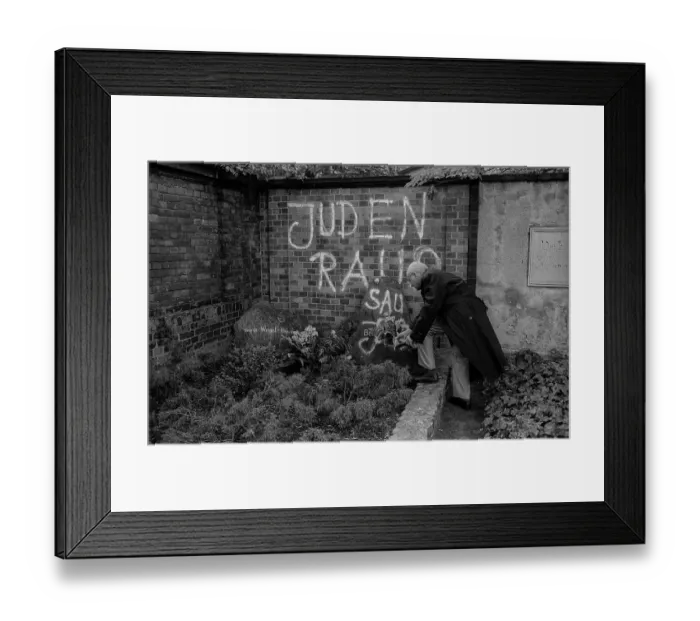 Framed Print : GDR, Berlin, 12 May 1990, demonstration /  rally against the desecration of Brecht's grave