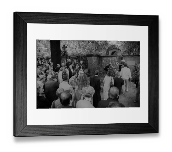 Framed Print : GDR, Berlin, 12 May 1990, demonstration /  rally against desecration of Brecht's grave