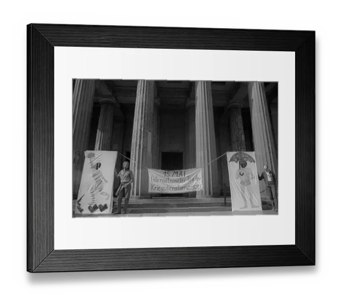 Framed Print : GDR, Berlin, 15.5.1990, Neue Wache
