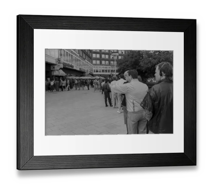 Framed Print : GDR, Berlin, 25 May 1990, queuing for applications for the monetary union Framed Print : GDR, Berlin, 25 May 1990, queuing for applications for the monetary union