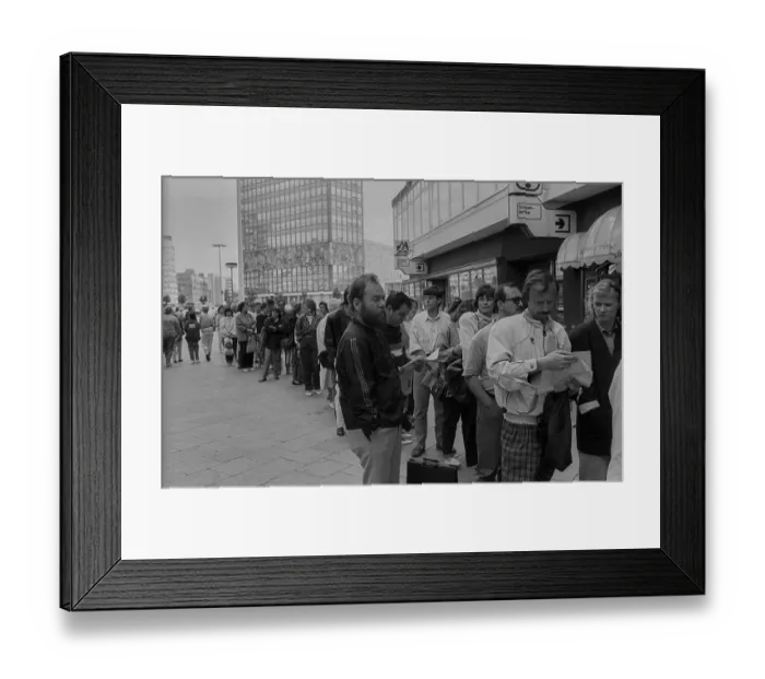 Framed Print : GDR, Berlin, 25 May 1990, queuing for applications for the monetary union Framed Print : GDR, Berlin, 25 May 1990, queuing for applications for the monetary union