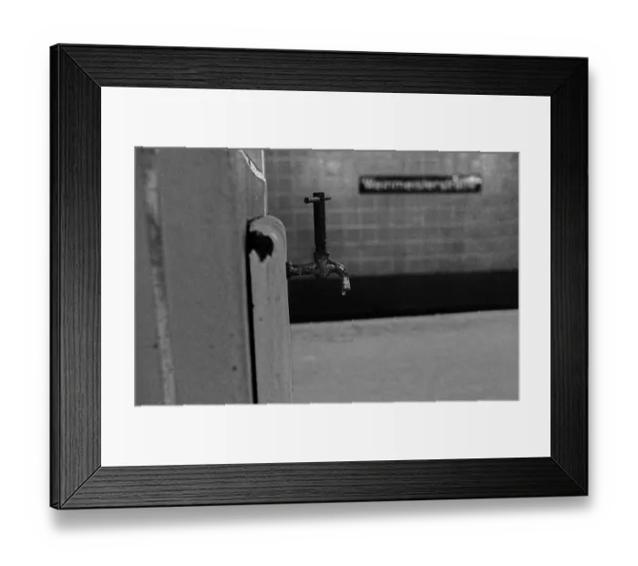 Framed Print : GDR, Berlin, 29 May 1990, underground station Weinmeisterstrasse (U8)