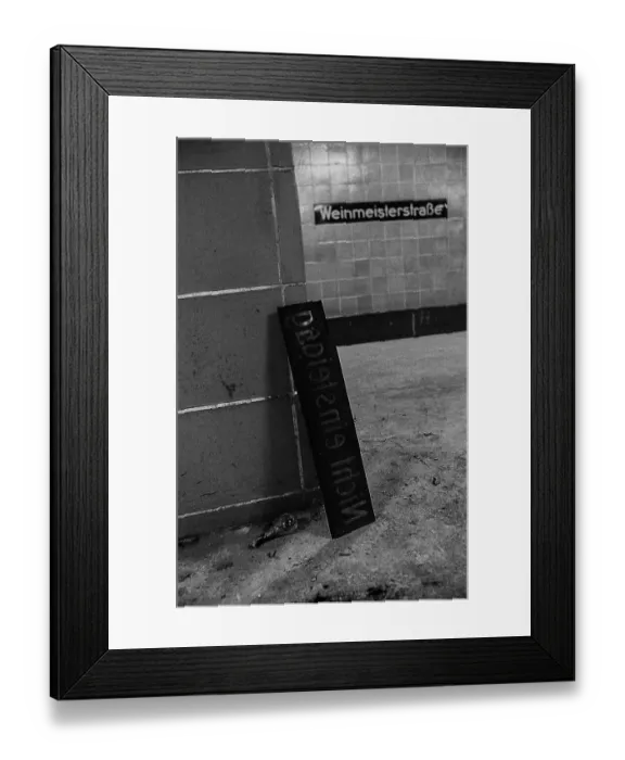 Framed Print : GDR, Berlin, 29 May 1990, Weinmeisterstrasse underground station (U8)