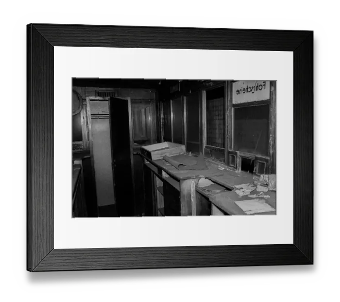 Framed Print : GDR, Berlin, 29.5.1990, U-Bahn station Franzoesische Strasse (U 6)