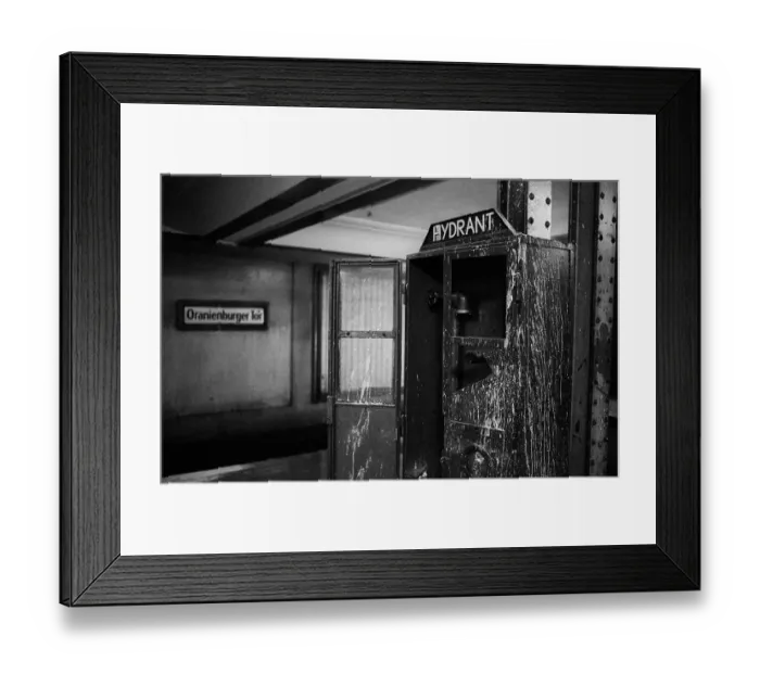 Framed Print : GDR, Berlin, 29 May 1990, underground station Oranienburger Tor (U6)