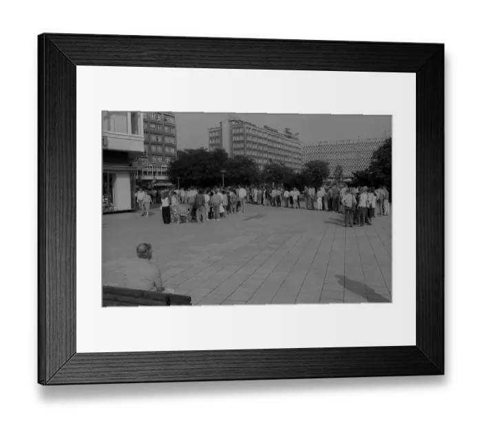 Framed Print : GDR, Berlin, 27 May 1990, queuing for applications for the monetary union Framed Print : GDR, Berlin, 27 May 1990, queuing for applications for the monetary union