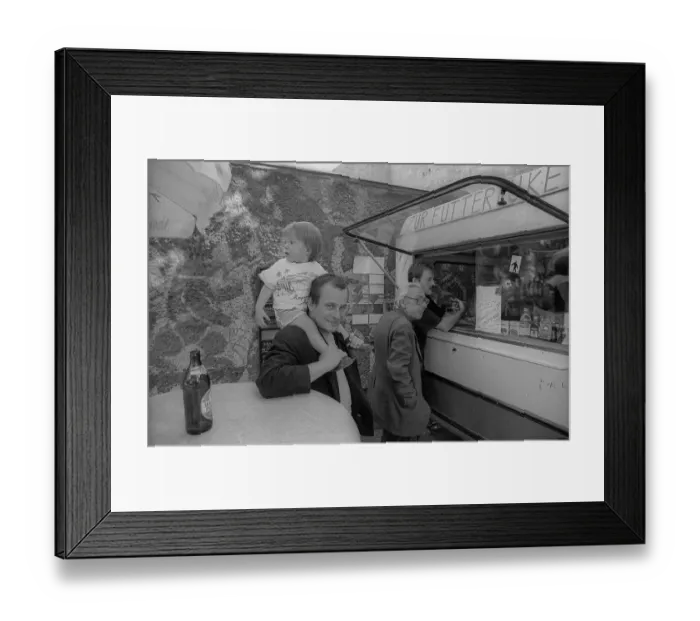 Framed Print : Germany, Berlin, 21 July 1991, poet Peter Wawerzinek (Schappy) with his daughter