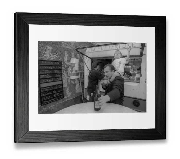 Framed Print : Germany, Berlin, 21 July 1991, poet Peter Wawerzinek (Schappy) with his daughter Framed Print : Germany, Berlin, 21 July 1991, poet Peter Wawerzinek (Schappy) with his daughter