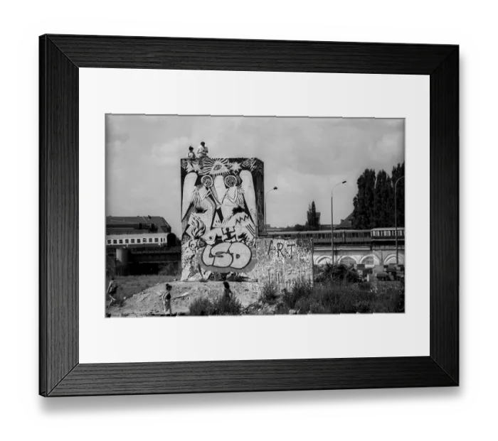 Framed Print : Germany, Berlin, 27.07.1991, painted former watchtower at the Spreebogen