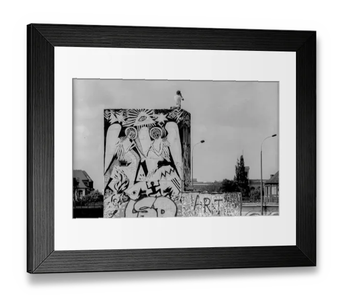 Framed Print : Germany, Berlin, 27.07.1991, painted former watchtower at the Spreebogen