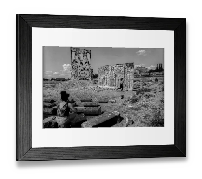 Framed Print : Germany, Berlin, 27.07.1991, painted former watchtower at the Spreebogen Framed Print : Germany, Berlin, 27.07.1991, painted former watchtower at the Spreebogen