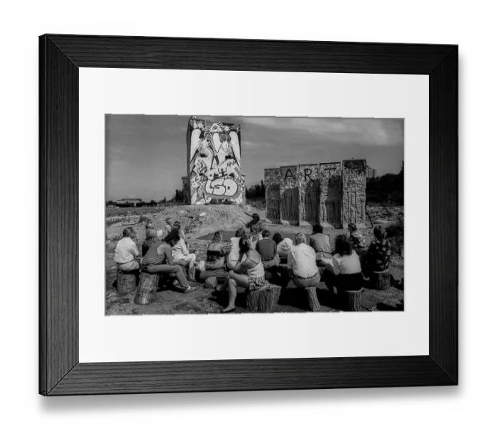 Framed Print : Germany, Berlin, 27.07.1991, painted former watchtower at the Spreebogen