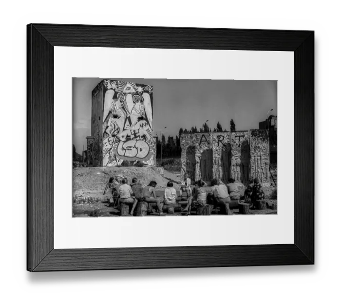 Framed Print : Germany, Berlin, 27.07.1991, painted former watchtower at the Spreebogen
