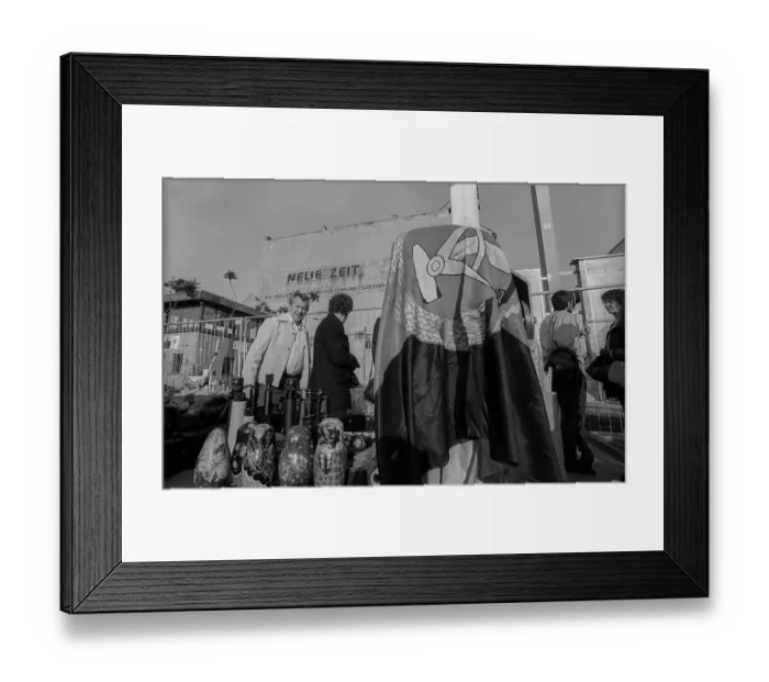 Framed Print : Germany, Berlin, 02.10.1991, Souvenir dealer at Check Point Charlie