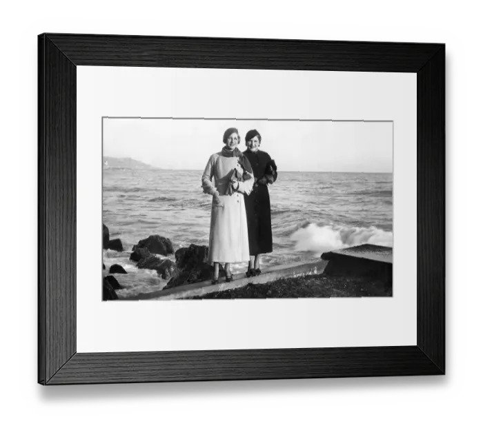 Framed Print : Two fashionably dressed women, historic photgraph