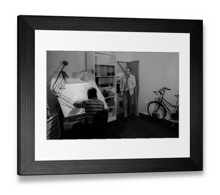 Framed Print : Germany, Berlin, 02.12.1991, alternative electronics company under the roof of a house on Paul-Linke-Ufer