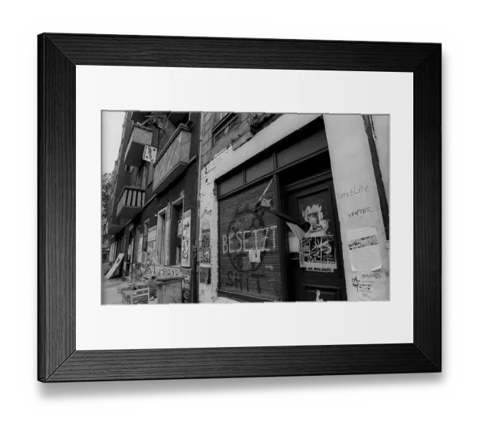 Framed Print : Germany, Berlin, 05.12.1991, squatted houses in Rigaer Strasse Framed Print : Germany, Berlin, 05.12.1991, squatted houses in Rigaer Strasse