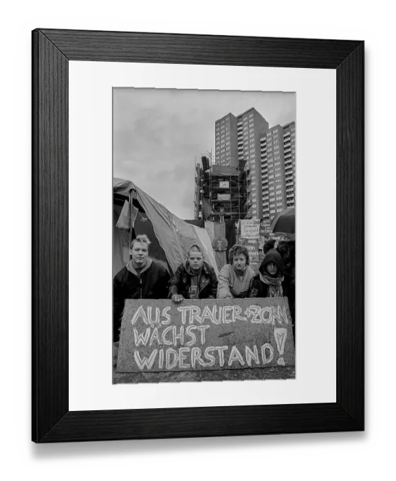 Framed Print : Germany, Berlin, 14.12.1991, Demo against the demolition of the Lenin monument on Leninplatz Framed Print : Germany, Berlin, 14.12.1991, Demo against the demolition of the Lenin monument on Leninplatz