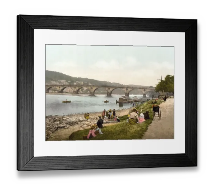 Framed Print : River Tay near Perth, at 193 km the longest river in Scotland