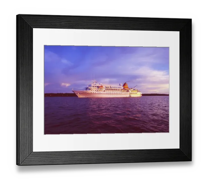 Framed Print : Brasilien: Amazonas-Flusskreuzfahrt mit dem Kreuzfahrtschiff MS Bremen