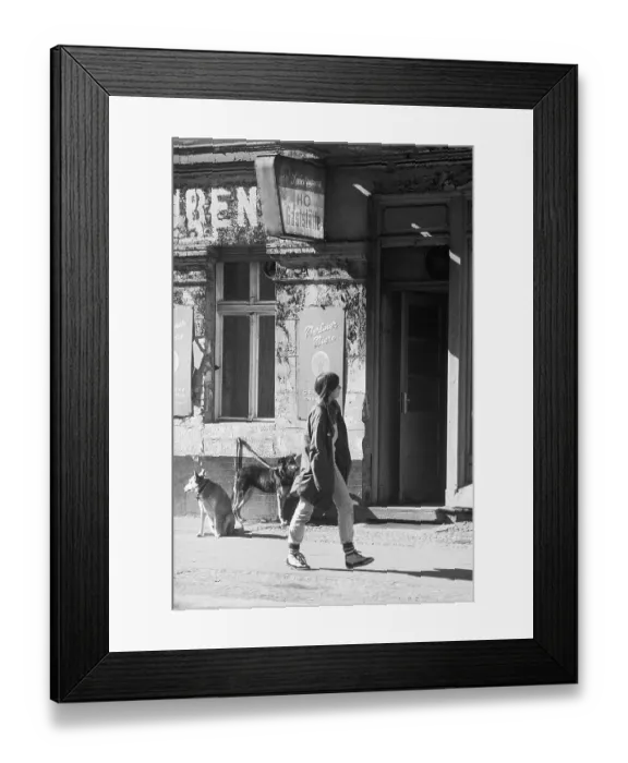 Framed Print : 17 November 1981, East Berlin, Prenzlauer Berg district, entrance to a HO restaurant in Lychener Strasse East Berlin, Berlin-Prenzlauer Berg, GDR GDR
